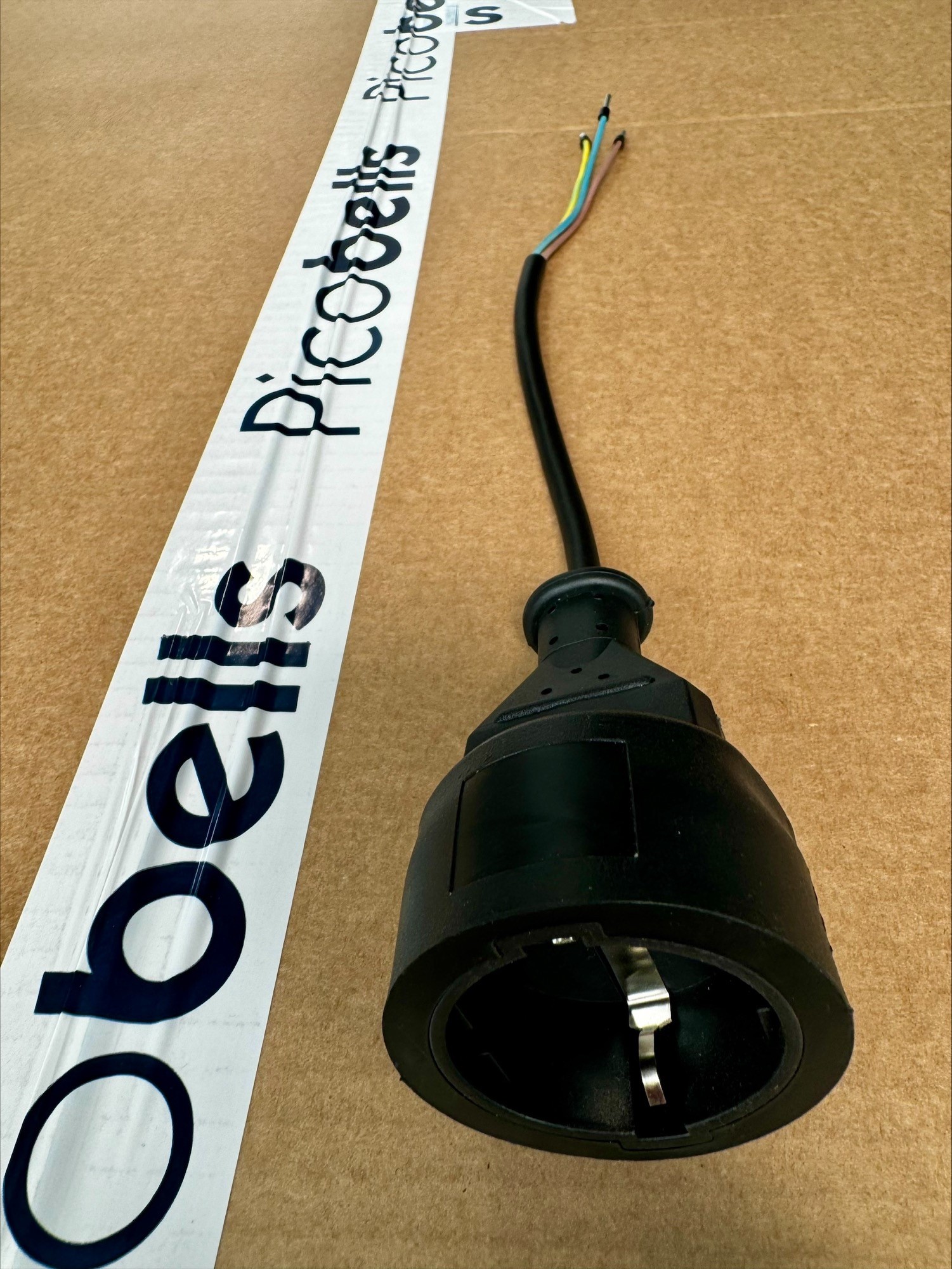 Schukodose IP20 110mm abgemantelt, H05RN-F Länge 300 mm 3G0,75 mm² Schukodose IP20 110mm abgemantelt, H05RN-F Länge 300 mm 3G0,75 mm²